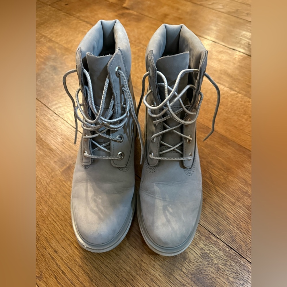 Timberland Women’s KINSLEY 6 IN Waterprrof Boot Medium Grey Nubuck, size 8 M/M